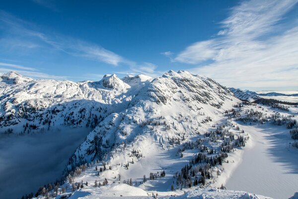 Panorama des montagnes d hiver dans des chapeaux de neige baignés de soleil