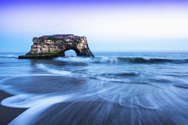 Rocher solitaire dans la mer. Beau paysage