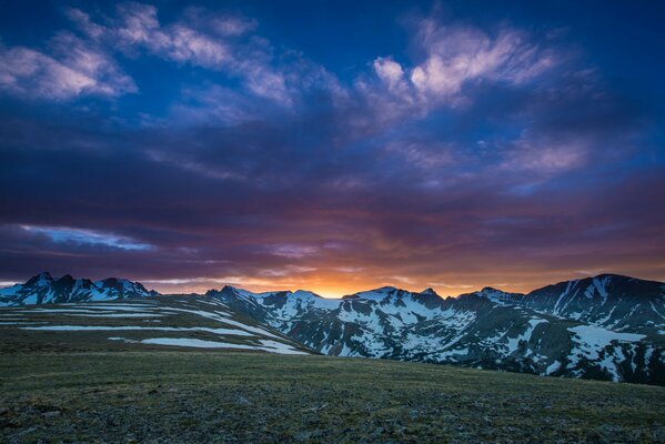 El sol se escondió detrás de las cimas de las montañas