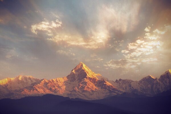 Góra Machapuchare w Nepalu, w promieniach zachodzącego słońca