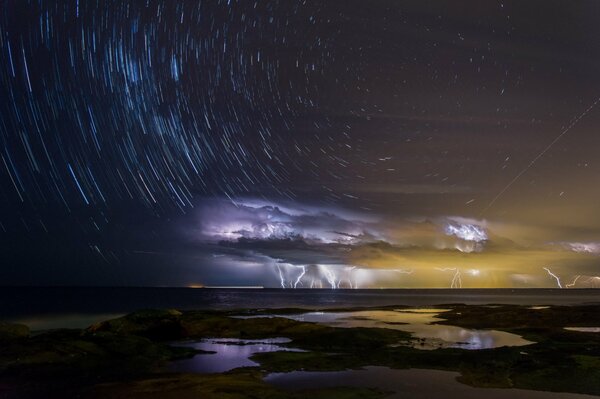 Tormenta y relámpagos en el cielo nocturno en la costa de la isla de Moriton