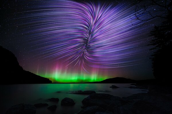 Deslumbrante Aurora boreal sobre el lago