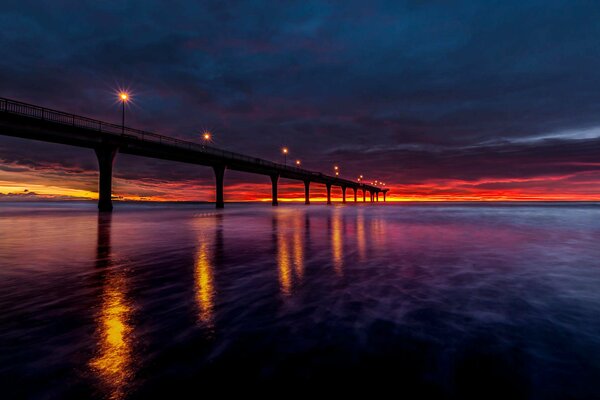 Hermoso amanecer a la luz de las linternas en el muelle de Nueva Zelanda