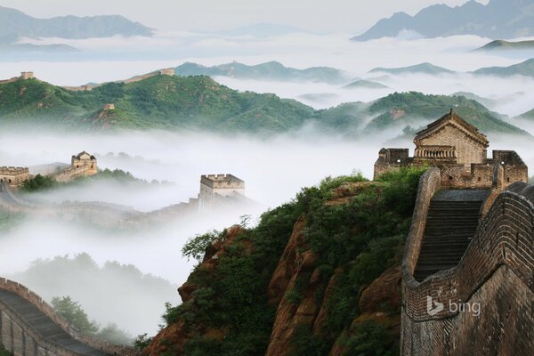 La grande muraille de Chine. Montagnes et brouillard