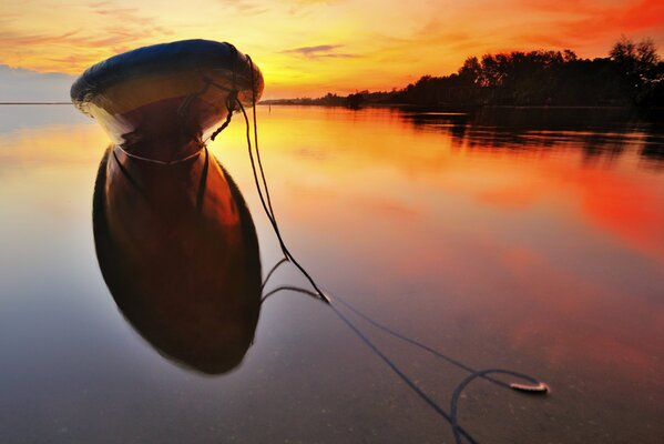 Mer. Bateau. Beau coucher de soleil