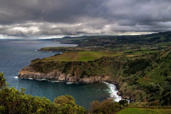 Niebla sobre la costa de España, hermosa vista