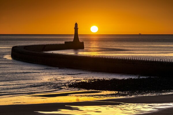 Faro en el atardecer del mar