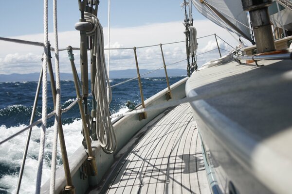 Яхта плывет в неспокойном море