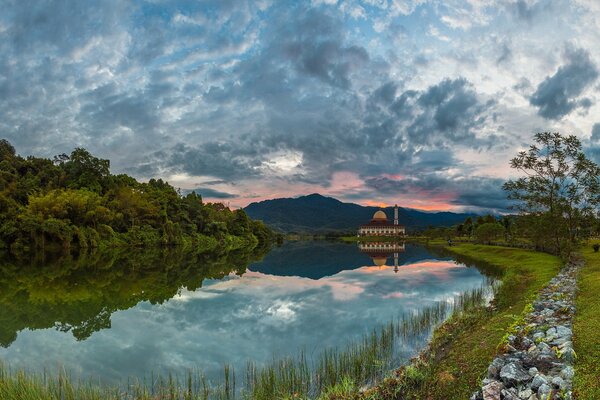 Puesta de sol de Malasia sobre el río senagor