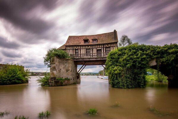 Hängendes französisches Haus über dem Fluss