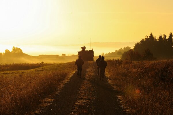 Soldats suivant dans un beau coucher de soleil