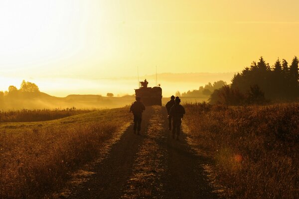 Soldati che seguono in un bel tramonto