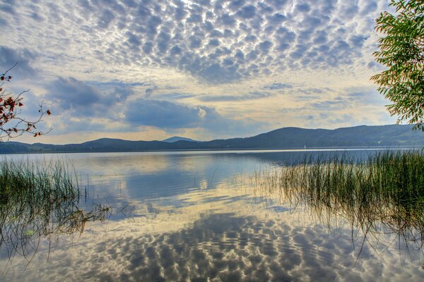 Schöner Himmel über dem See