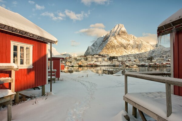 Winterhaus am Meer vor dem Hintergrund der Berge in Norwegen