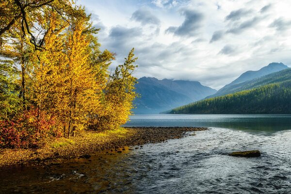 Der Fluss ist im Herbst bunt