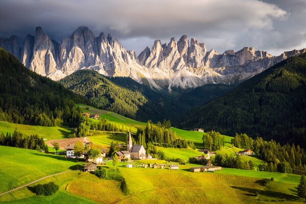 Village Italien sur fond de montagnes