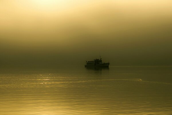 El barco zarpó en la niebla del mar