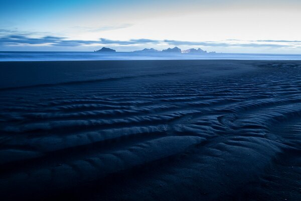 Plage de sable et mer brumeuse