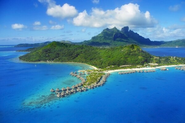 Maisons sur la côte de l île tropicale