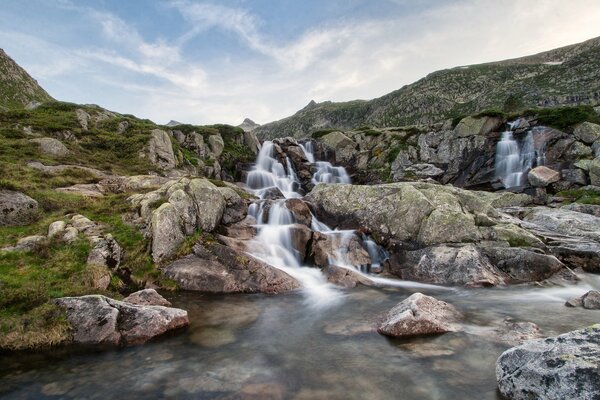 El pintoresco río de Francia, que fluye violentamente entre las piedras