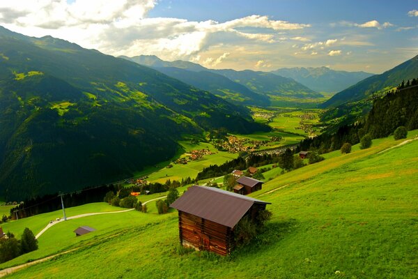 Hermosa naturaleza de verano y casas alrededor