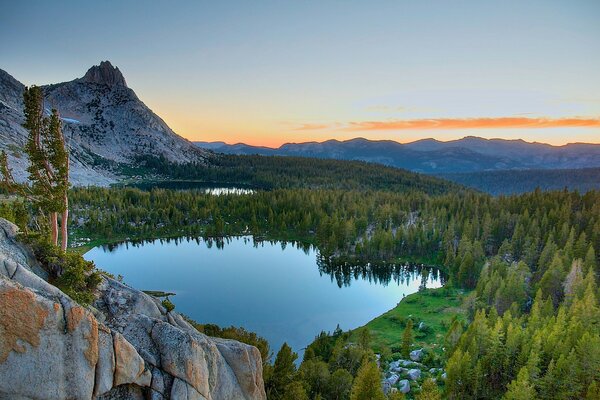 Lagos y montañas en el parque nacional de Yosemite