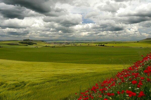 Nuvole bianche e grigie sulle colline di toshakan