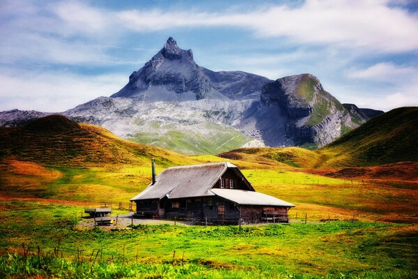 Schöne Landschaft und Haus im Hintergrund der Berge