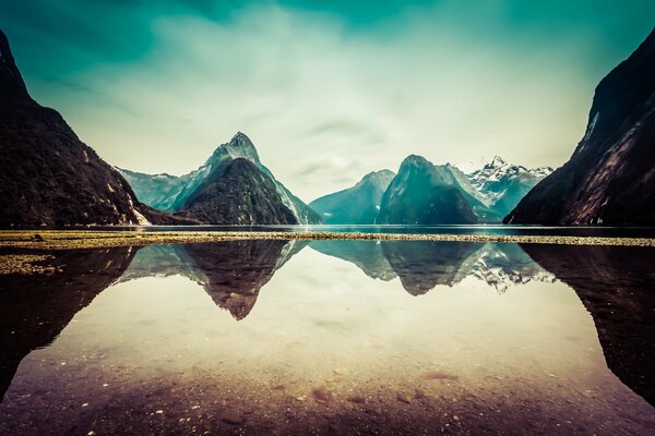 Riflesso delle montagne innevate nel lago