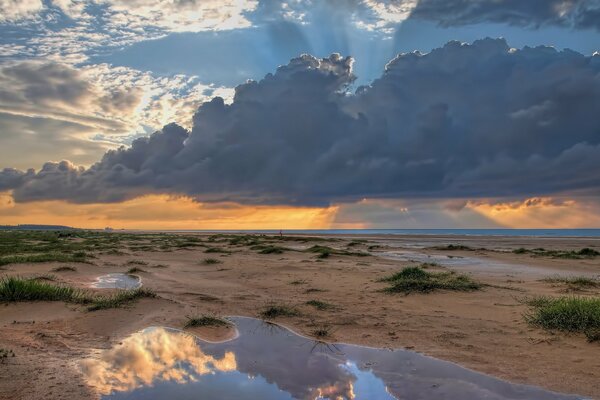 Hermoso cielo. Mar. Orilla