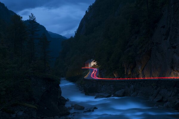 Carretera de montaña iluminada por luces