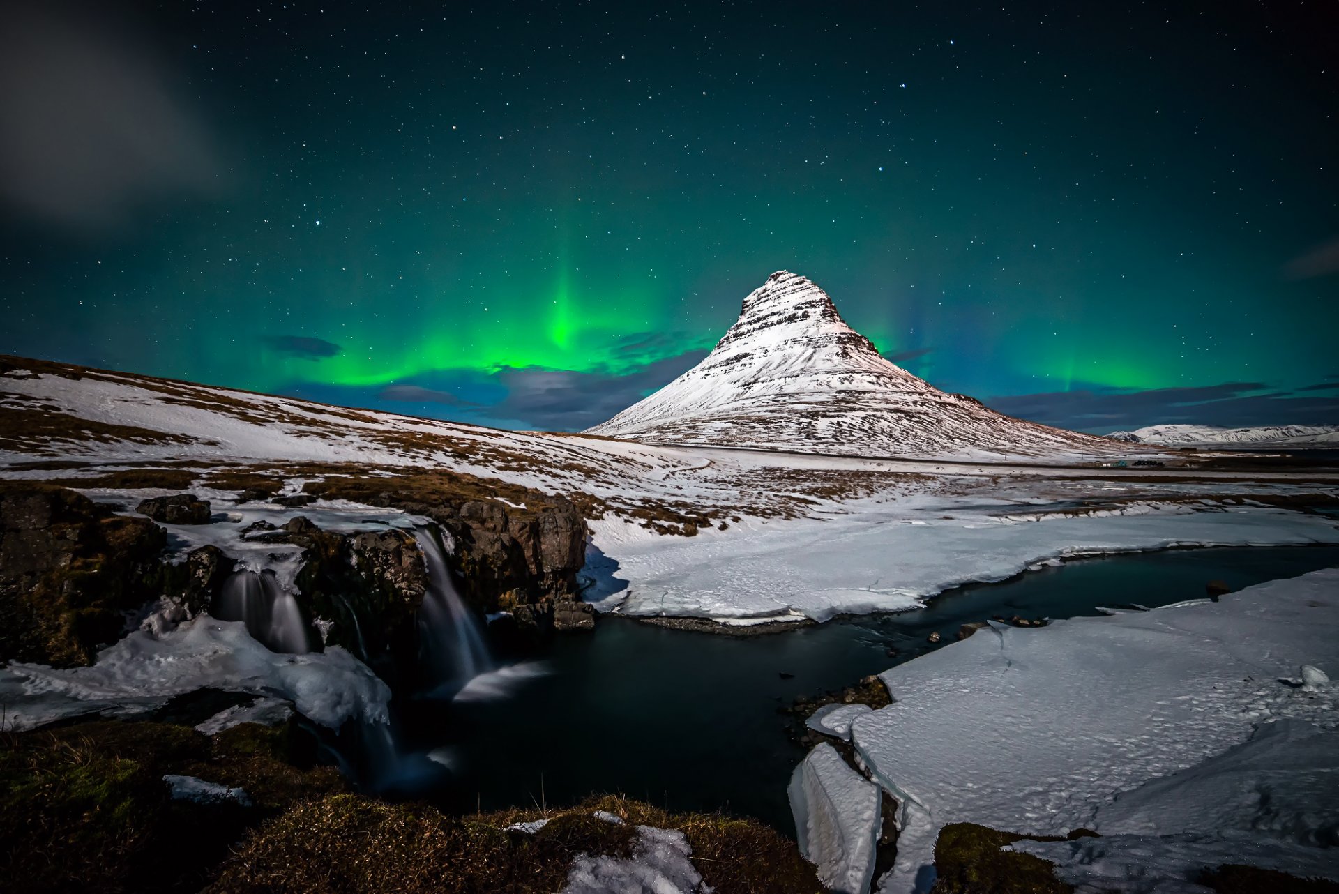 island kirkjufell berg vulkan felsen wasserfall schnee nacht nordlichter winter januar