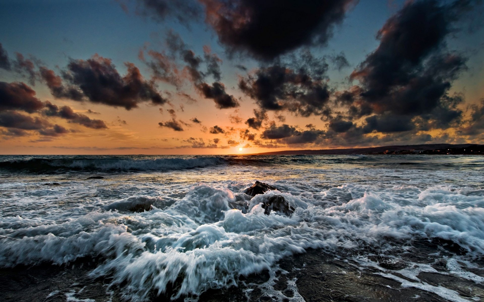 côte vagues mer coucher de soleil