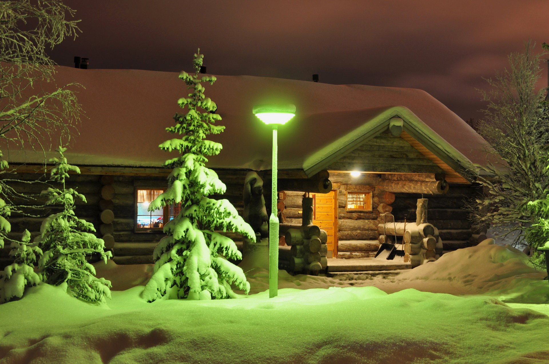 laponie finlande nuit maison hiver neige lanterne arbres épinette porche lumière