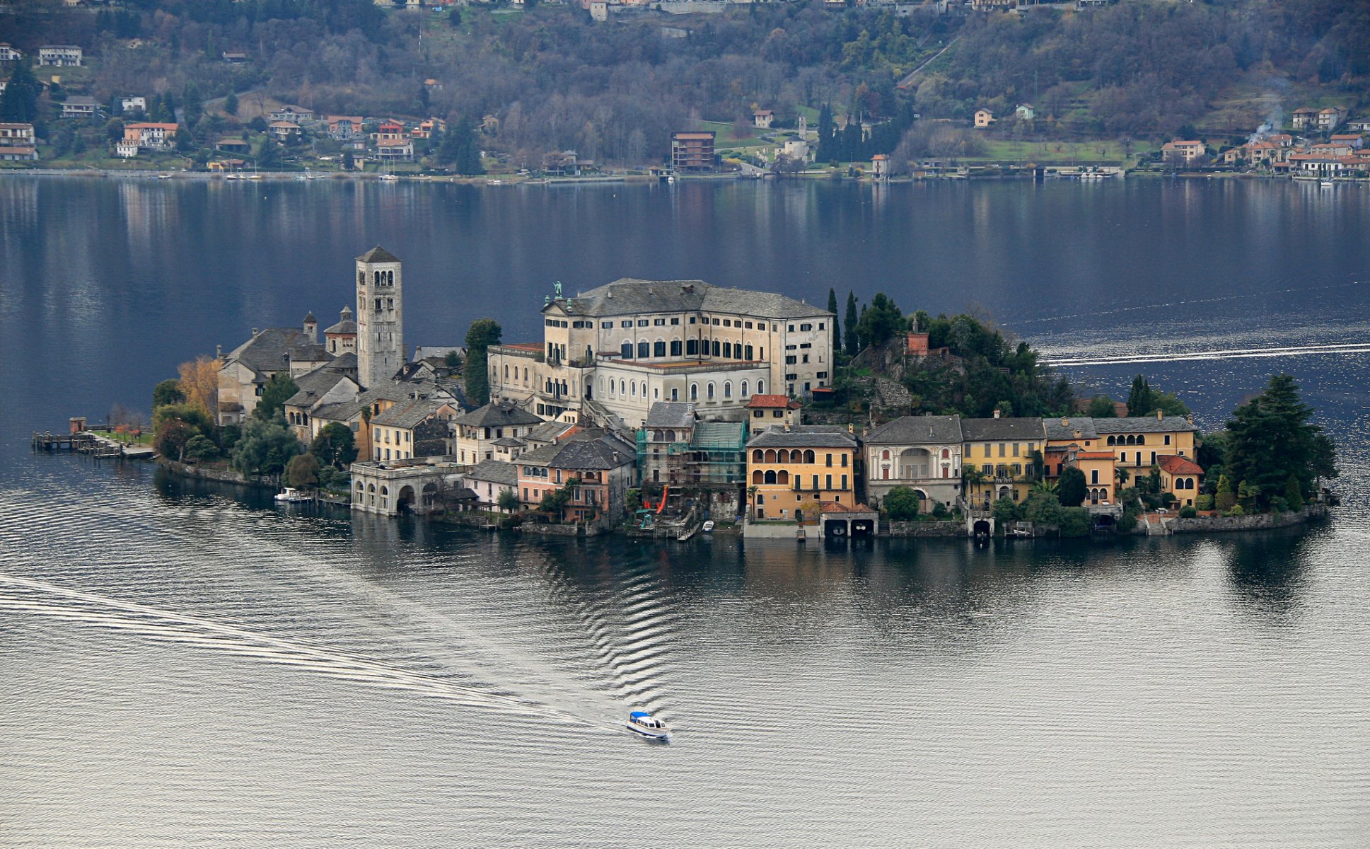 italia lago de orta isla de san giulio costa árboles casas torre