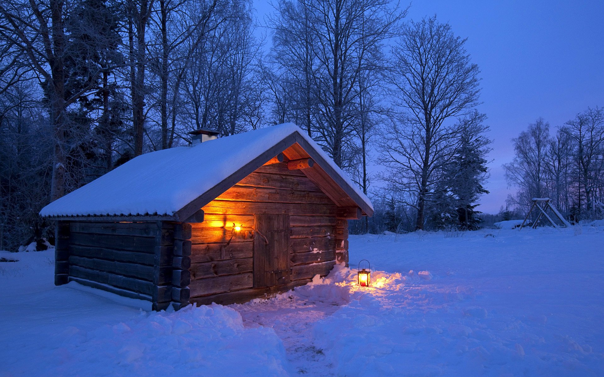 hiver paysage nuit suède maison hiver neige arbres forêt lanterne lumière