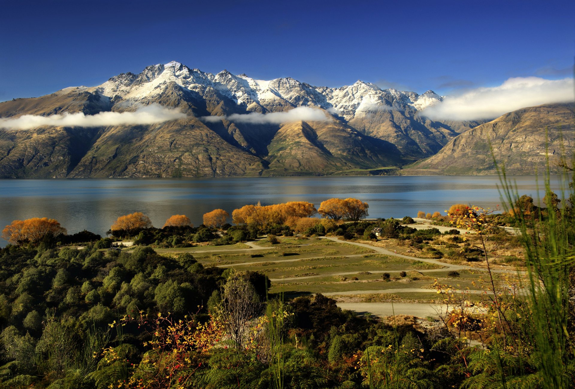 montañas nubes lago