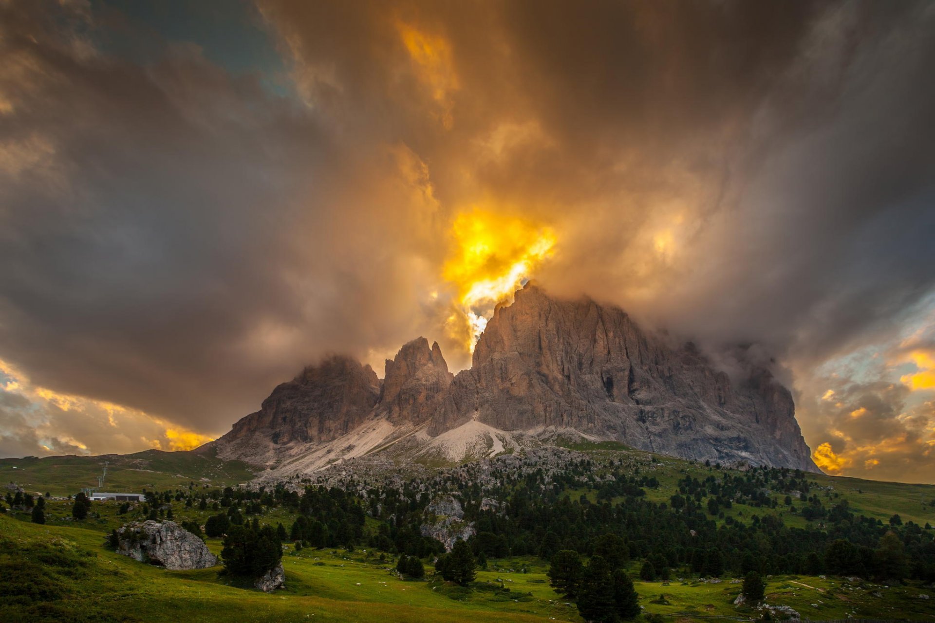 montagnes aube nuages paysage forêt