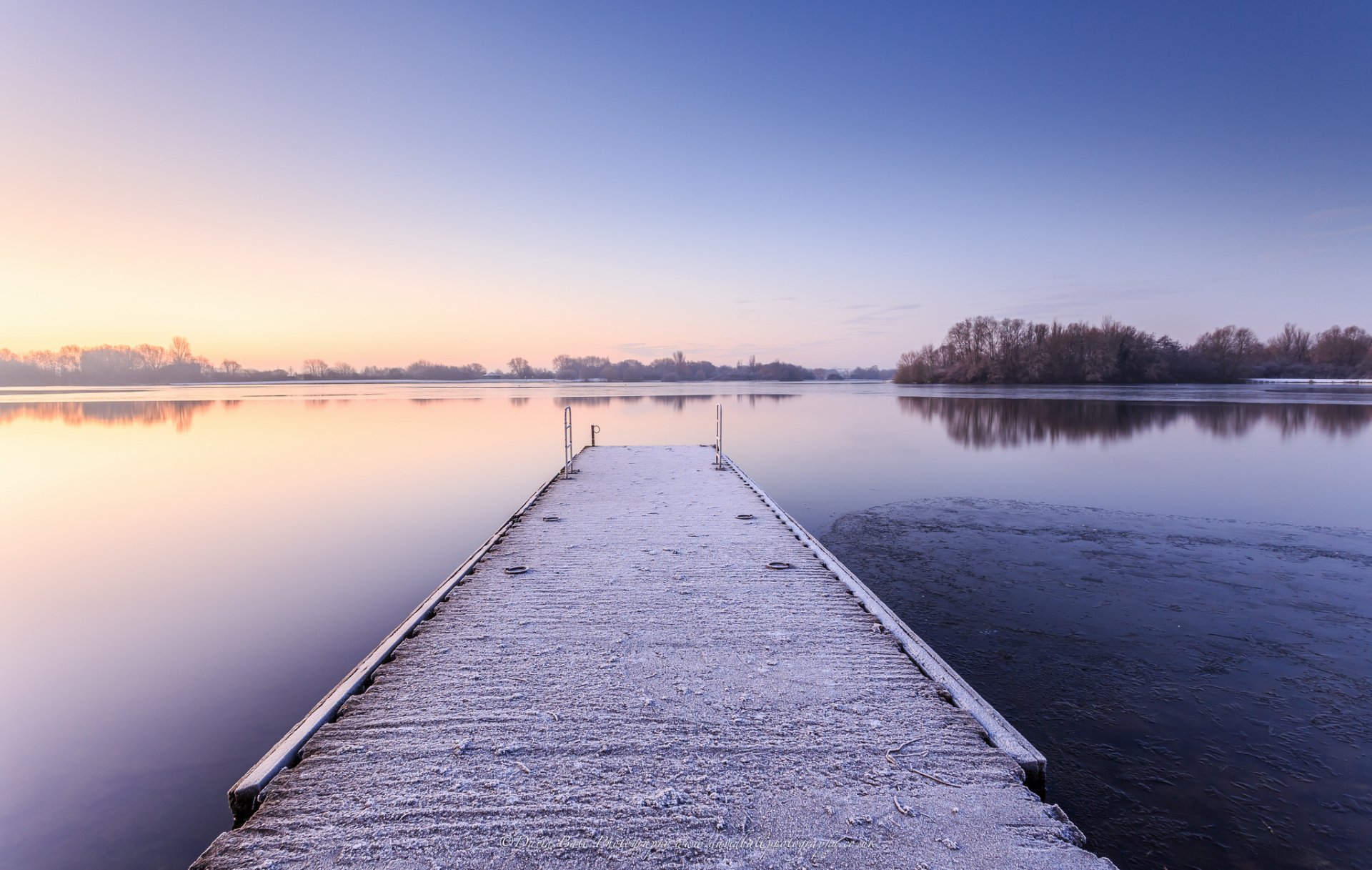 regno unito inghilterra inverno mattina lago acqua superficie liscia ghiaccio riva ponte neve alberi riflessione