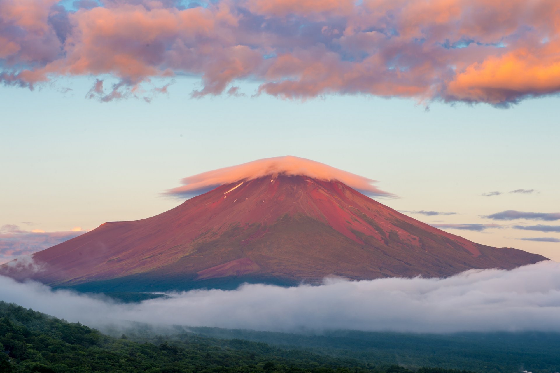 япония остров хонсю стратовулкан гора фудзияма 富士山 утро восход солнца небо облака лето август