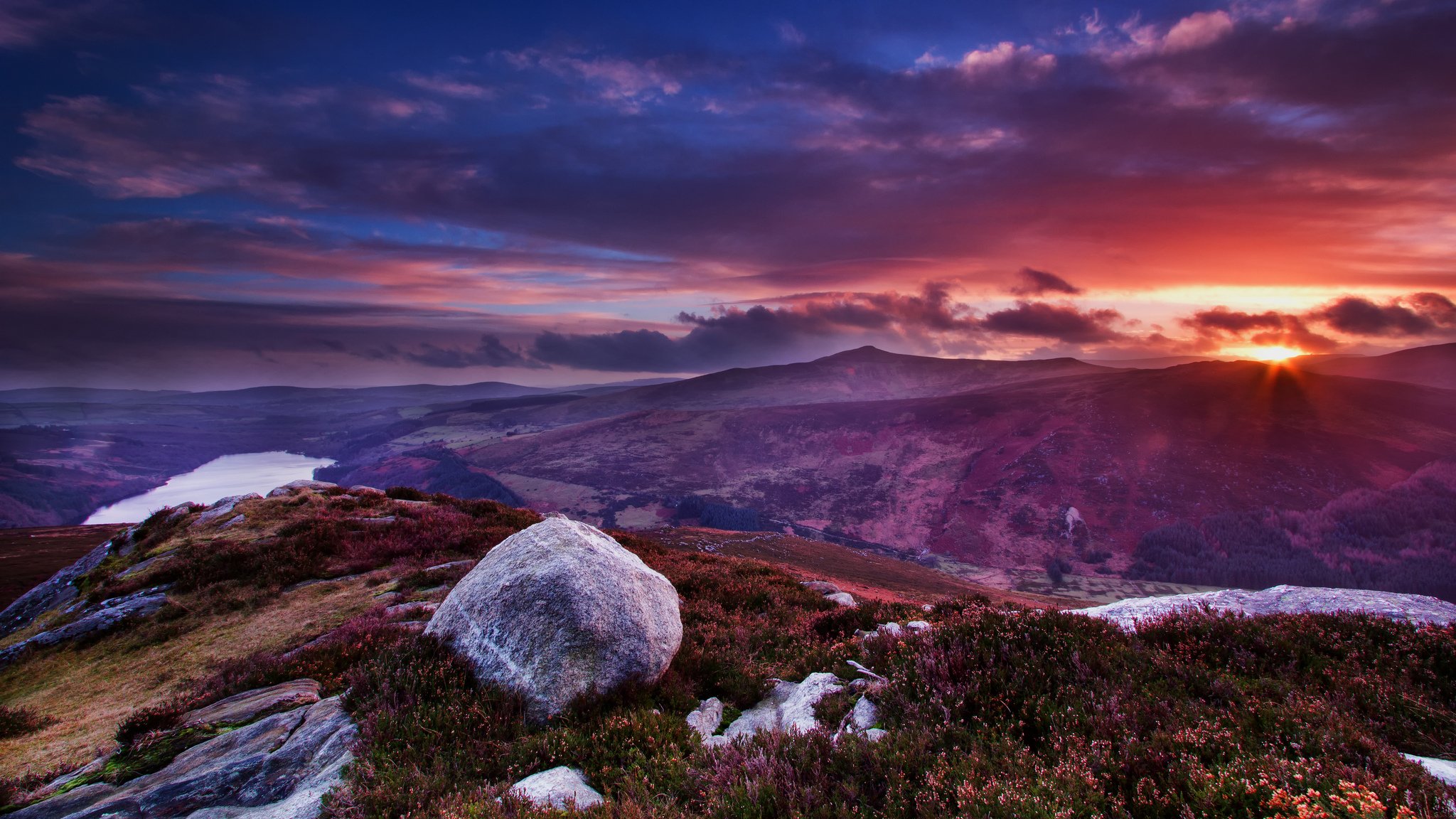 irlanda montagne cima paesaggio pietre fiori erba nuvole sole tramonto vista