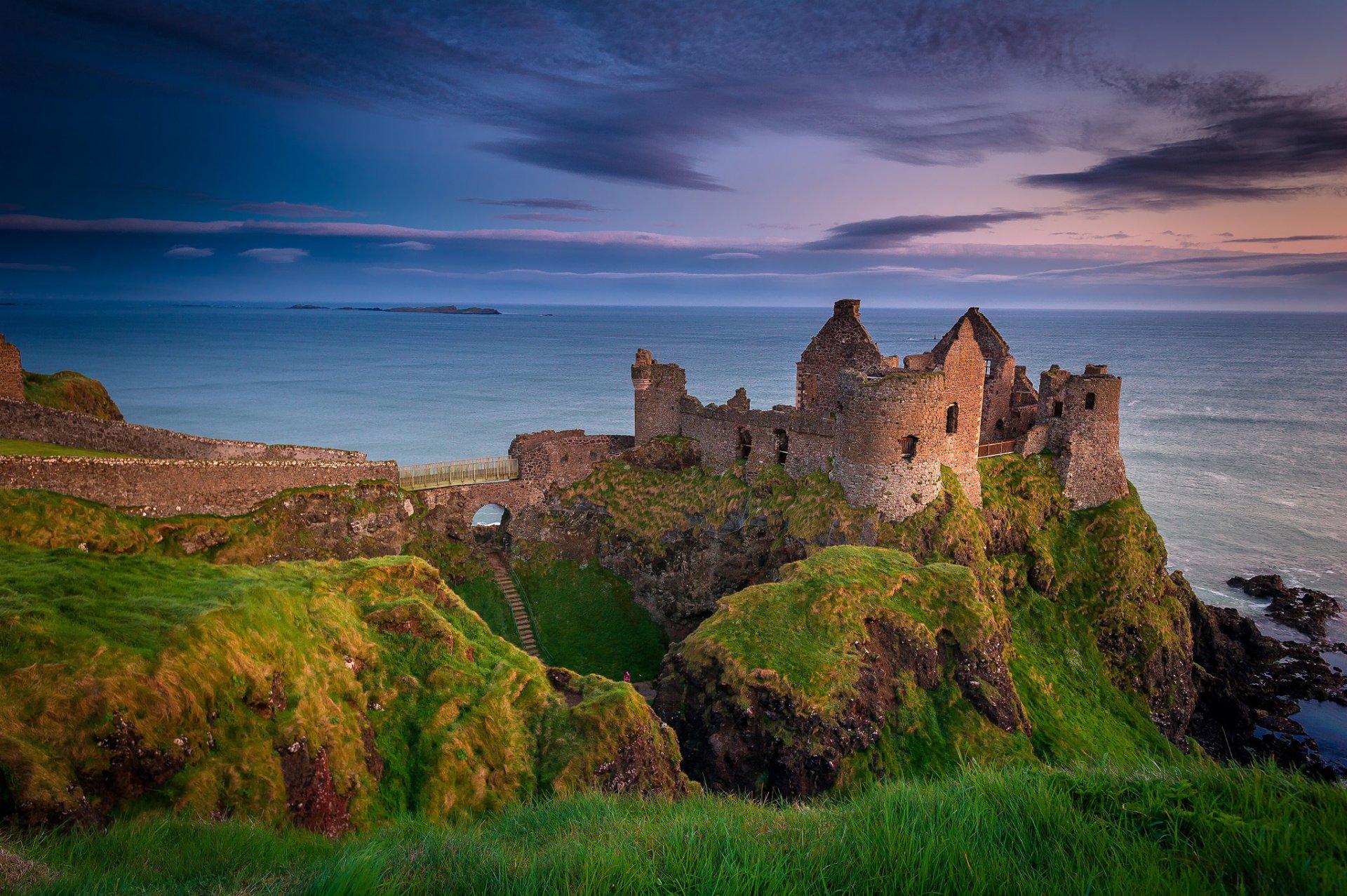 irlanda del norte condado de antrim castillo de dunluce ruinas noche