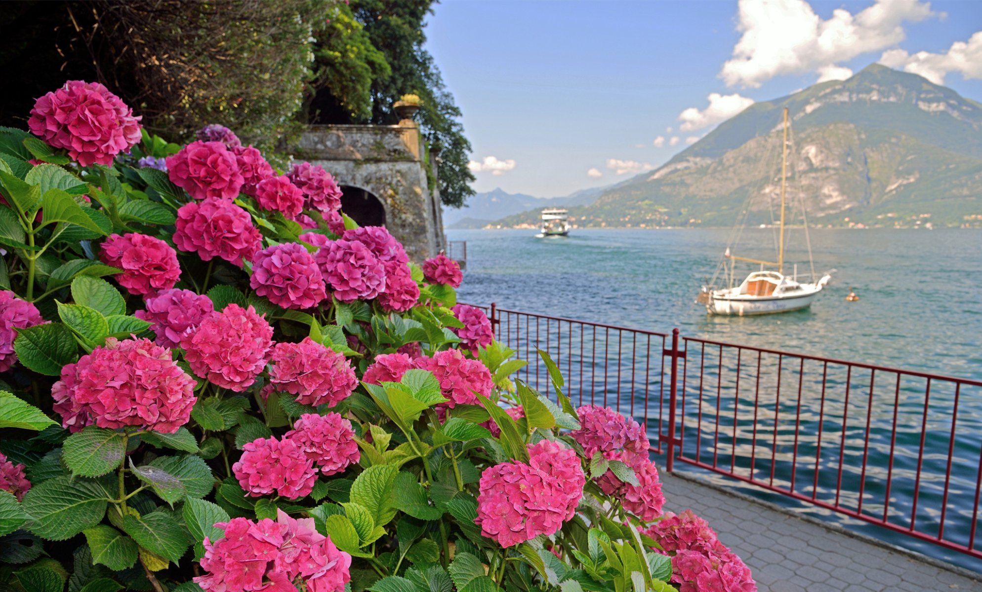 italia cielo montagna mare baia lungomare fiori nave yacht