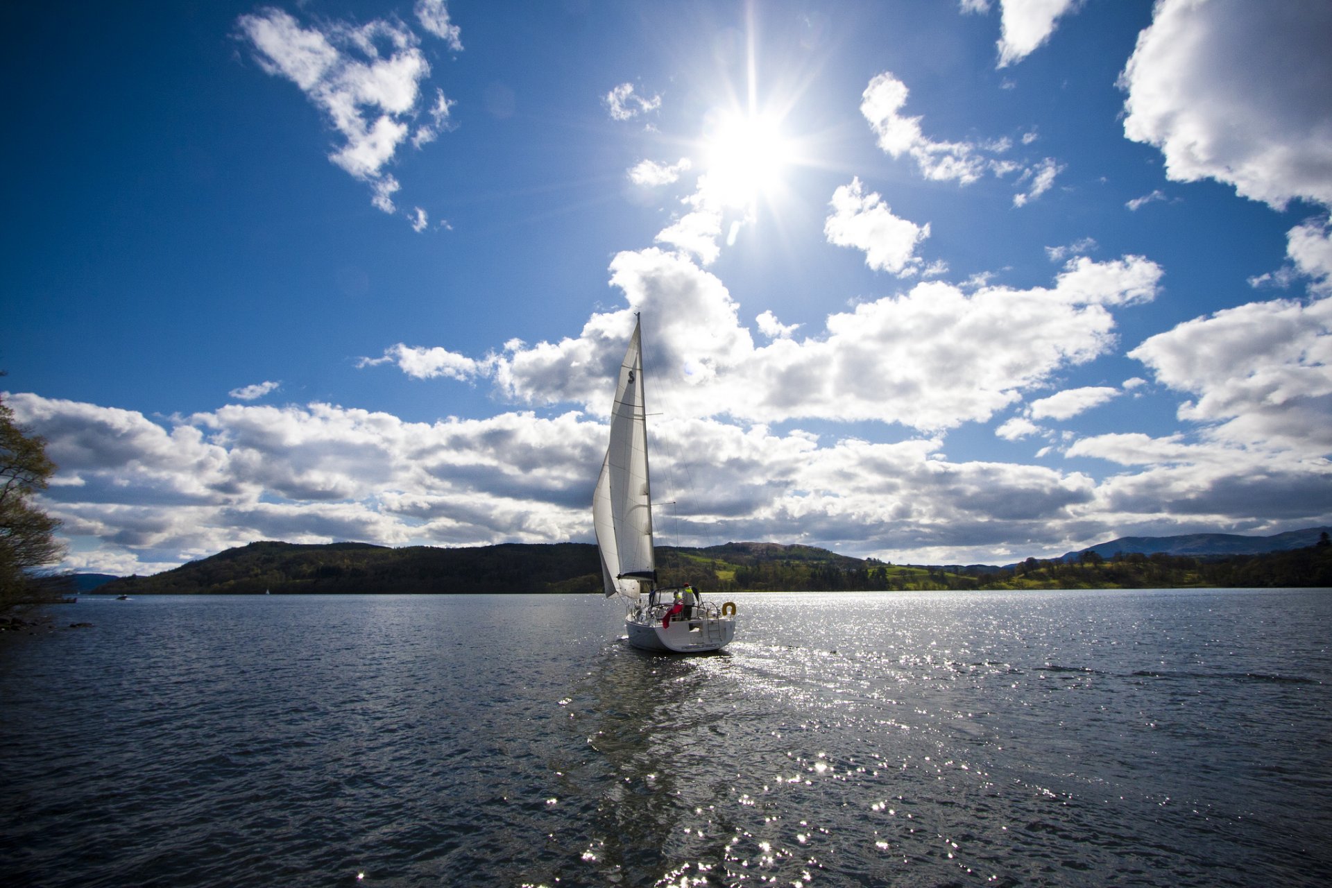 lago yate sol nubes vacaciones