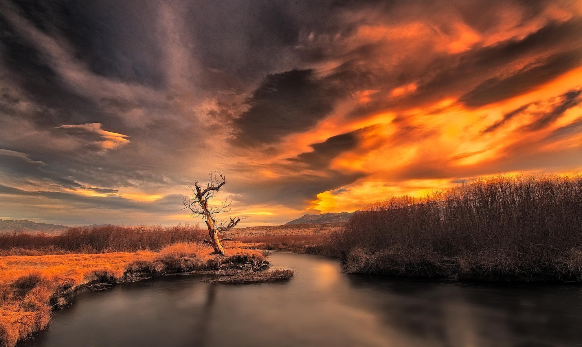 puesta de sol montañas río naturaleza paisaje