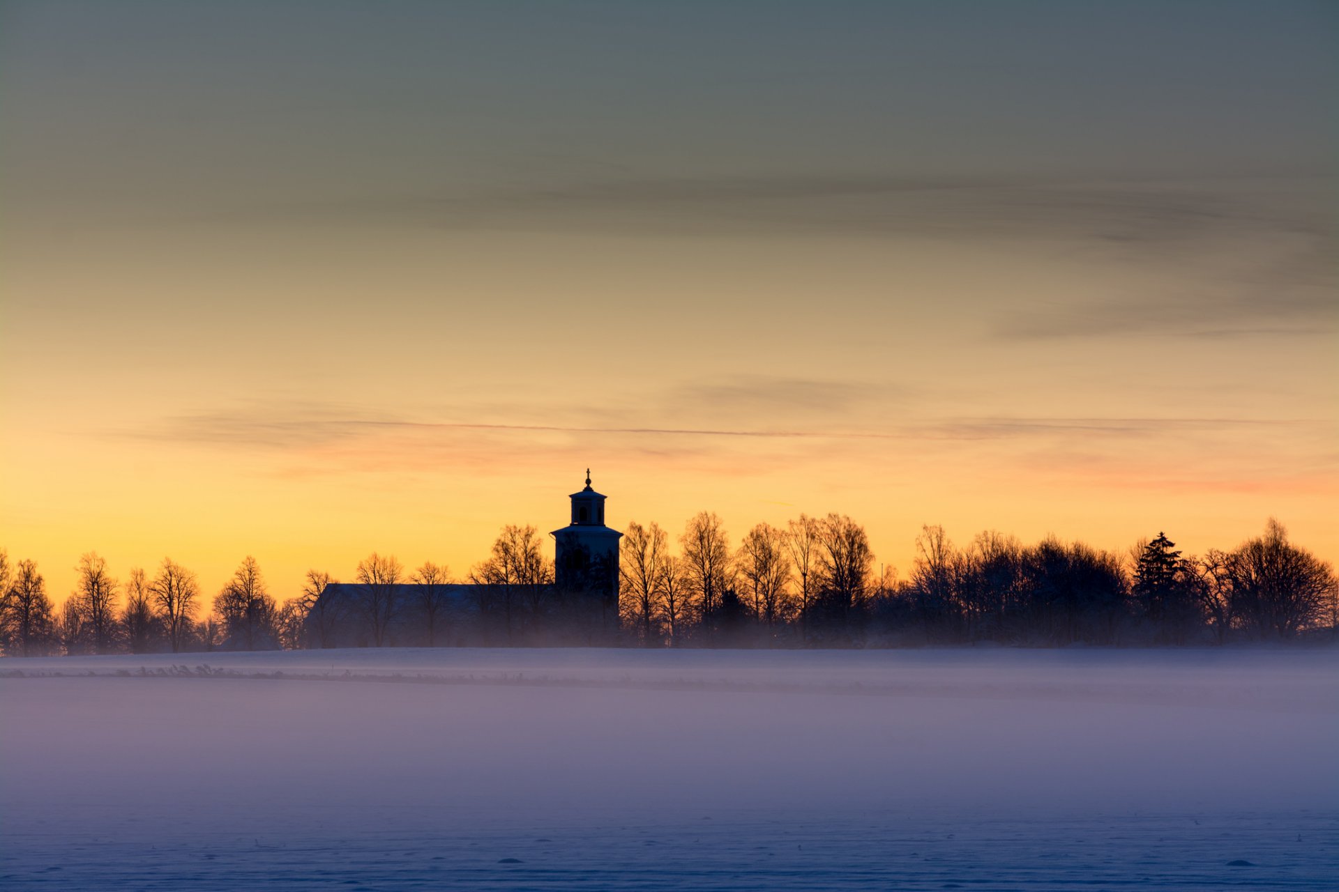 svezia mattina alba giallo cielo nuvole campo chiesa alberi nebbia inverno neve