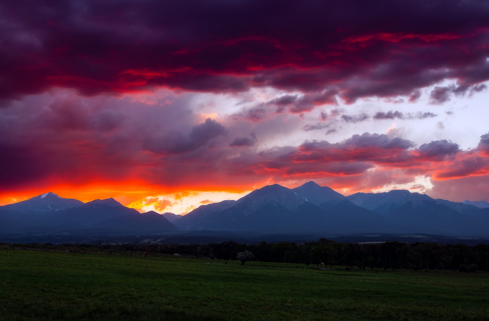 estados unidos colorado montañas tarde fuego puesta de sol cielo nubes nubes