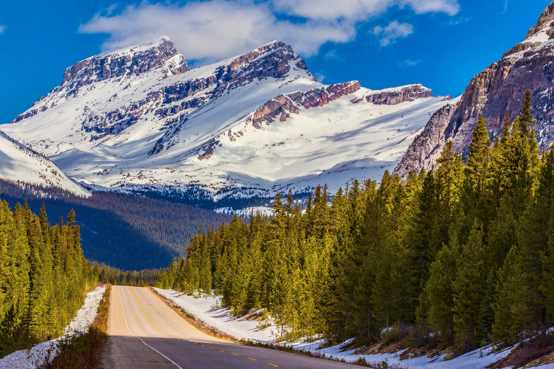 parco nazionale di banff alberta canada montagne cielo nuvole alberi strada neve