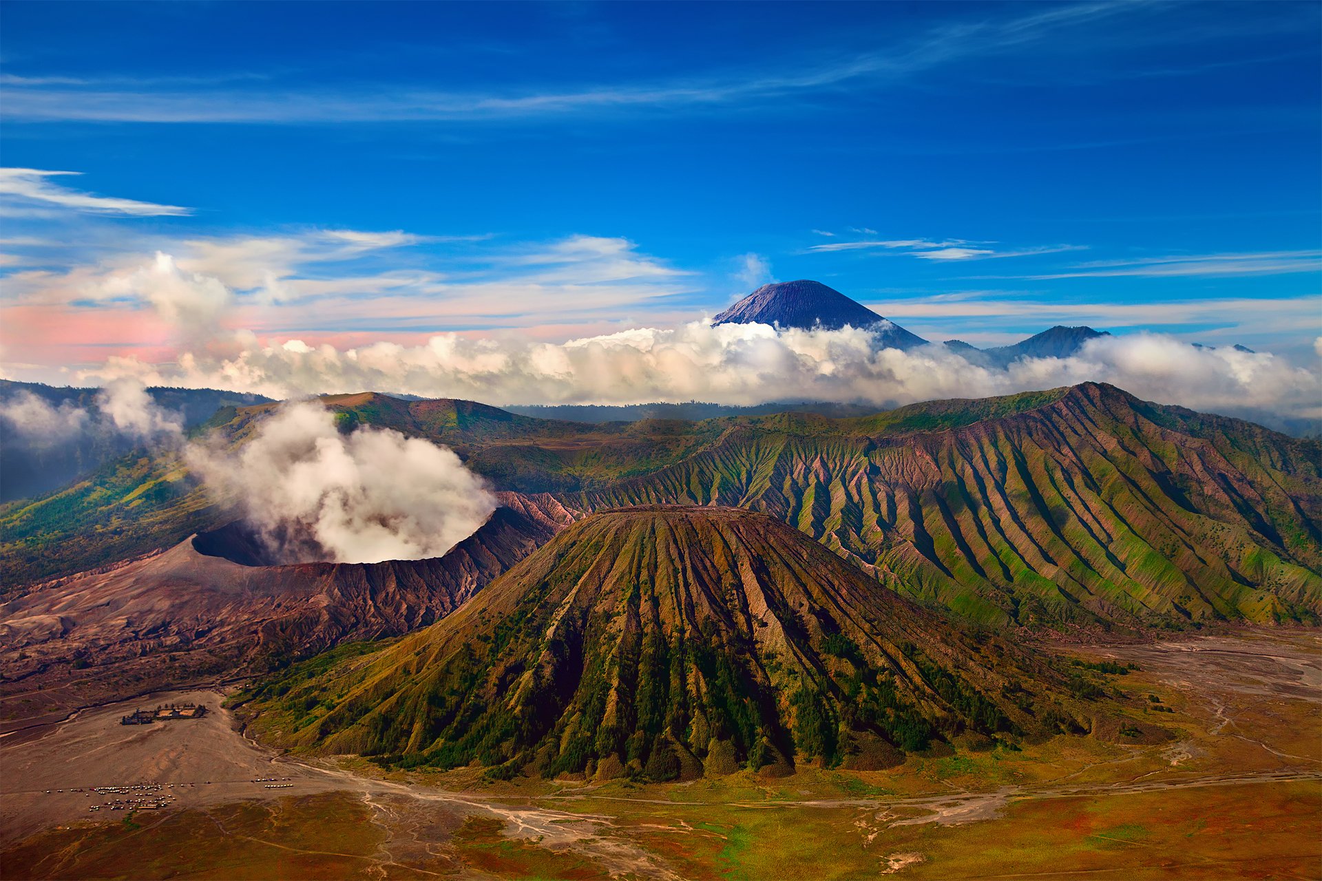 indonezja jawa kompleks wulkaniczny-kaldery tengger tengger aktywny wulkan bromo chmury niebo