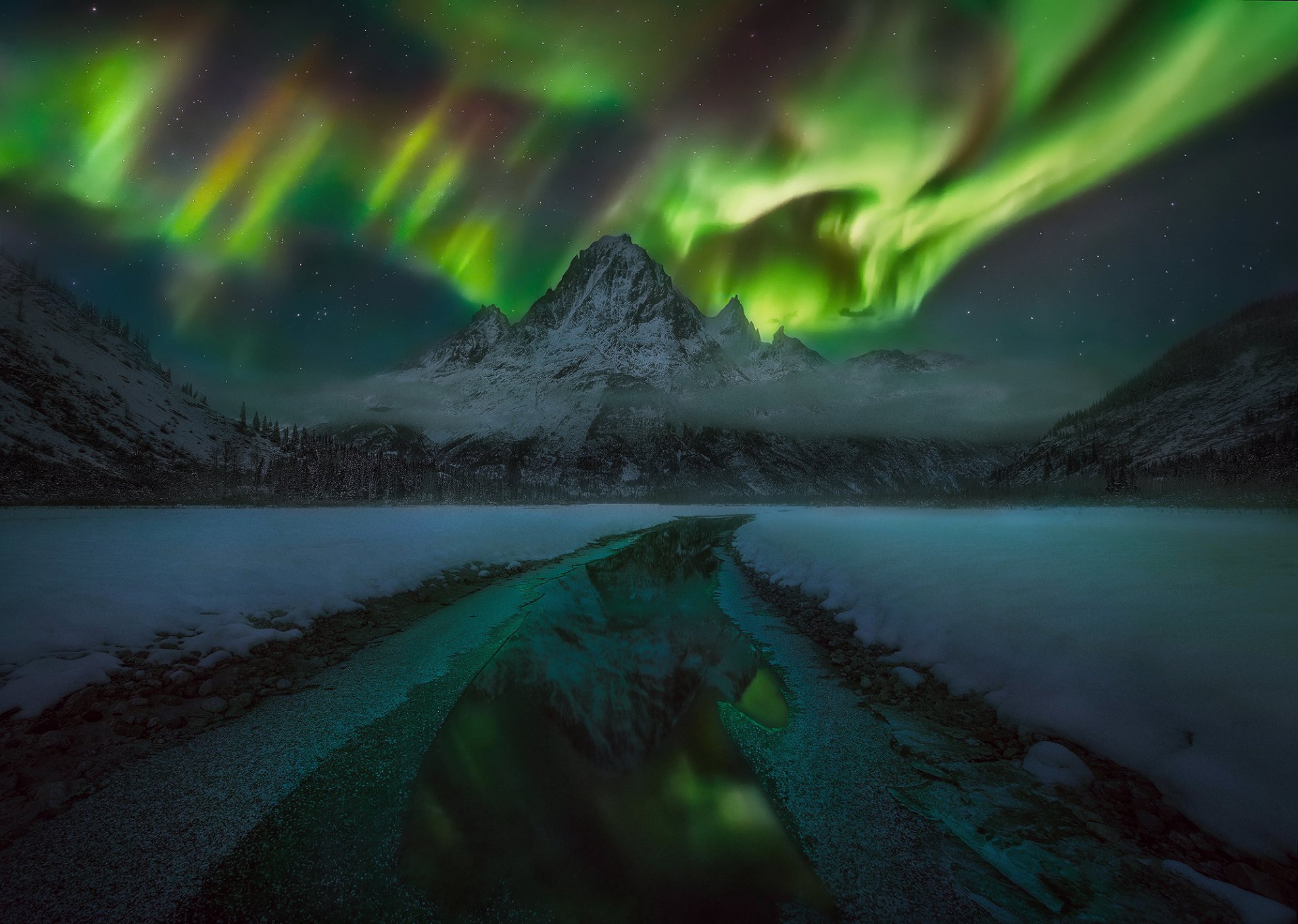 invierno noche cielo estrellas aurora boreal montañas nubes bosque nieve agua reflexión